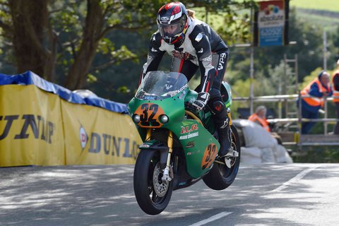 FOTKA - Vn benznu, nebezpen trat...Veronice Hankocyov uarovaly siln motorky