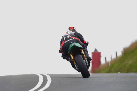 FOTKA - Vn benznu, nebezpen trat...Veronice Hankocyov uarovaly siln motorky