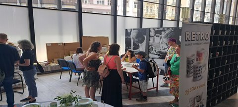 FOTKA - Sklo a porceln zaz ve Vdeln kolond v dob karlovarskho festivalu