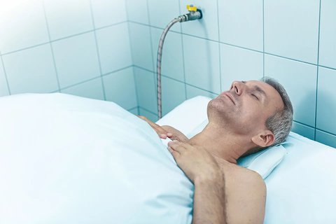 FOTKA - V Marinskch Lznch nov l dermatologick onemocnn celotlovou fototerapi