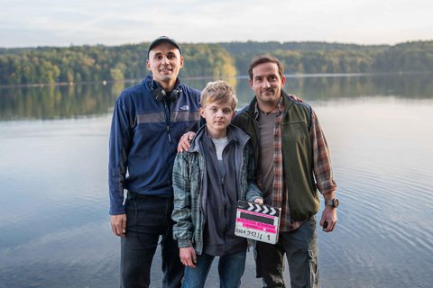 FOTKA - esk televize nat nov seril Kamard  pbh o zneuit dvry a hledn spravedlnosti