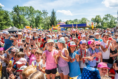 FOTKA - Z�itek pod strome�ek: kdy� v�no�n� d�rek nen� v�c, ale spole�n� pro�it� okam�ik