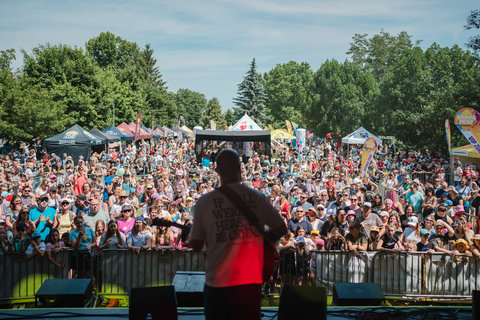 FOTKA - Z�itek pod strome�ek: kdy� v�no�n� d�rek nen� v�c, ale spole�n� pro�it� okam�ik