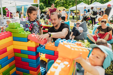 FOTKA - Z�itek pod strome�ek: kdy� v�no�n� d�rek nen� v�c, ale spole�n� pro�it� okam�ik