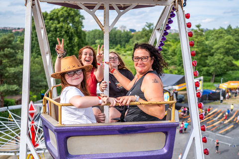 FOTKA - Z�itek pod strome�ek: kdy� v�no�n� d�rek nen� v�c, ale spole�n� pro�it� okam�ik