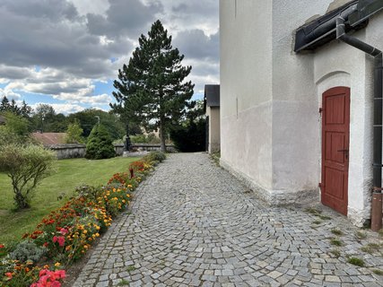 FOTKA - Kam za �t�st�m? T�eba do kostnice!