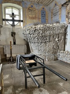 FOTKA - Kam za �t�st�m? T�eba do kostnice!