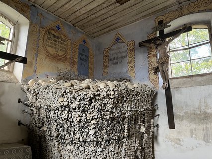 FOTKA - Kam za �t�st�m? T�eba do kostnice!