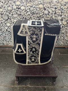 FOTKA - Kam za �t�st�m? T�eba do kostnice!