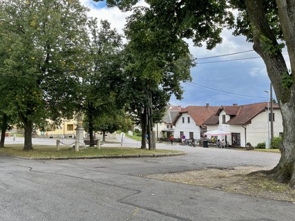 FOTKA - Kam za �t�st�m? T�eba do kostnice!