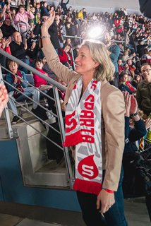 FOTKA - B�ra �pot�kov� pot�ila hokejov� fanou�ky