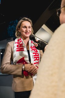 FOTKA - B�ra �pot�kov� pot�ila hokejov� fanou�ky