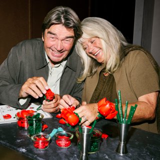 FOTKA - �e�i slav� Valent�na po sv�m � spole�n� se stavebnicemi LEGO