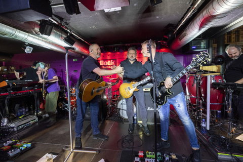 FOTKA - Vicemiss 2003 Mark�ta Divi�ov� slavila 20 let s�man�elem Tom�em Fuxou ve velk�m stylu