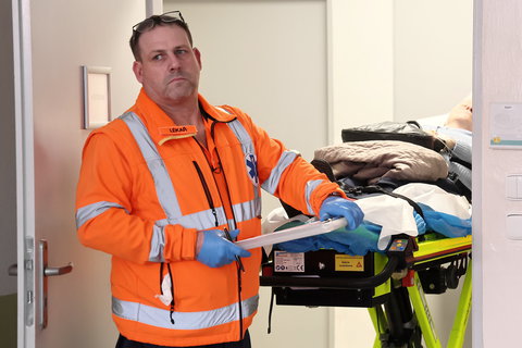 FOTKA - Nemocnice 24/7: Z�chrana bezdomovce, syndrom z vysazen� l�k�, diabetik bez l�k� i dal�� p��b�hy, kter� se denn� �e�� na urgentu