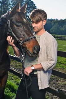 FOTKA - Rodinn� s�ga O lidech a kon�ch startuje na Prim� v sobotu 14. 3. 2026