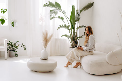 FOTKA - Dop�ejte si relaxa�n� zvukovou l�ze� Sound Healing s Kate�inou Rae