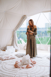 FOTKA - Dop�ejte si relaxa�n� zvukovou l�ze� Sound Healing s Kate�inou Rae