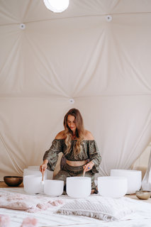 FOTKA - Dop�ejte si relaxa�n� zvukovou l�ze� Sound Healing s Kate�inou Rae