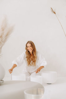 FOTKA - Dop�ejte si relaxa�n� zvukovou l�ze� Sound Healing s Kate�inou Rae