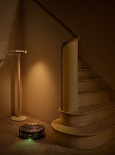 FOTKA - Budoucnost �klidu pat�� Dyson Spot+Scrub Ai: Prvn� robotick� vysava� zvl�dne such� i mokr� �i�t�n�