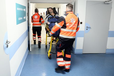 FOTKA - Nemocnice 24/7 od 9. 3. na Prim�: Torze varlat, pop�leniny, septick� �ok i dal�� diagn�zy zam�stnaj� l�ka�e z urgentu. Budete p�i tom?