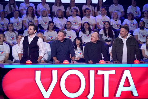 FOTKA - M�me r�di �esko: Dabingov� speci�l! Pracha�ovi selh�v� sluch, Kotkovi kolena a Bou�ek u� to mus� jenom ukecat