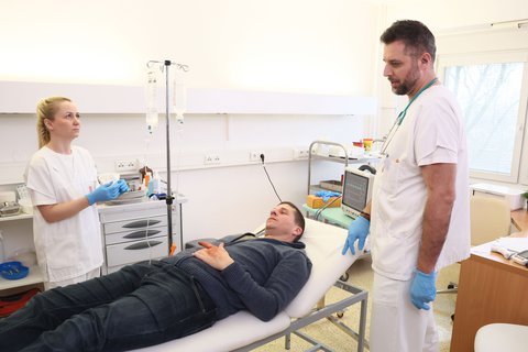 FOTKA - Z�chrana na posledn� chv�li: Po�ad Nemocnice 24/7 otev�r� dve�e urgentn�ho p��jmu