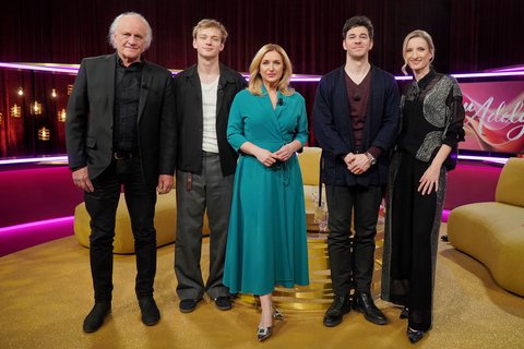 FOTKA - U Adely pokra�uje: Prokrastinace, Pra�sk� v�b�r z lahve a v�ichni host� na zemi!