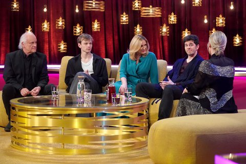 FOTKA - U Adely pokra�uje: Prokrastinace, Pra�sk� v�b�r z lahve a v�ichni host� na zemi!