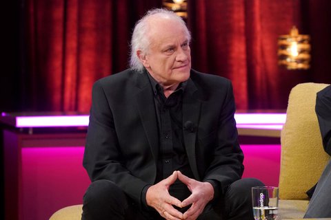 FOTKA - U Adely pokra�uje: Prokrastinace, Pra�sk� v�b�r z lahve a v�ichni host� na zemi!