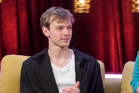 FOTKA - U Adely pokra�uje: Prokrastinace, Pra�sk� v�b�r z lahve a v�ichni host� na zemi!