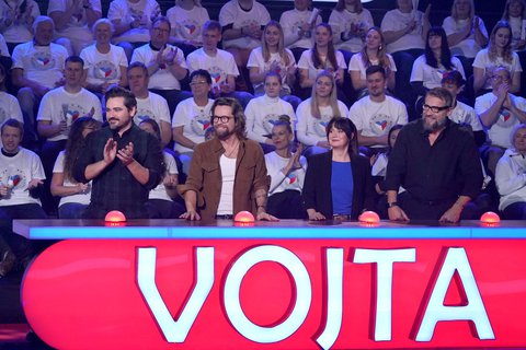 FOTKA - M�me r�di �esko: Rodinn� speci�l! Kraj�o junior hned �e�il honor��, Slez��ek funguje jako bankomat a z Absolonov� se stala Motyka