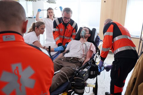 FOTKA - Nemocnice 24/7 od 23. 3. na Prim�: Pootev�ete s n�mi dve�e urgentn�ho p��jmu, pro�ijte okam�iky, kdy se po��t� ka�d� minuta