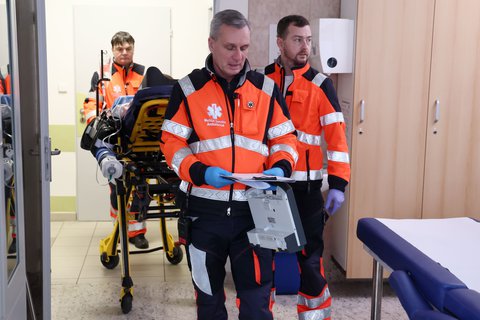 FOTKA - Nemocnice 24/7 u� v pond�l� na Prim�. Nemoci a �razy, kter� mohou zasko�it i v�s a va�e bl�zk�. Jak si poradit s prvn� pomoc�? A co na urgent pat��, co nikoliv?