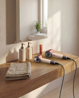 FOTKA - Dyson p�edstavuje nov� vysou�e� vlas� Supersonic Travel