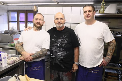 FOTKA - Ano, ��fe! 1. d�l: Jak si vede restaurace nyn�?