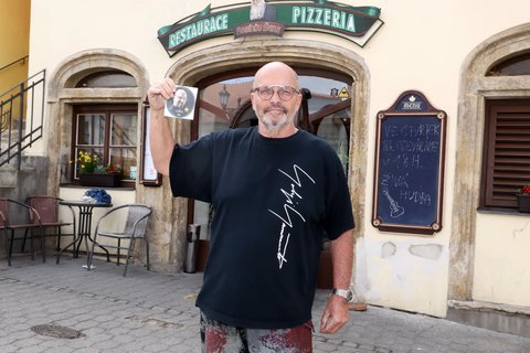 FOTKA - D�l 5 Ano, ��fe!: Jak se da�� p�ejmenovan� restauraci Rab�n�v �enk nyn�? A kolik si za sv� sna�en� t�m z kuchyn� odnesl hv�zdi�ek?