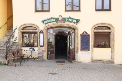 FOTKA - D�l 5 Ano, ��fe!: Jak se da�� p�ejmenovan� restauraci Rab�n�v �enk nyn�? A kolik si za sv� sna�en� t�m z kuchyn� odnesl hv�zdi�ek?