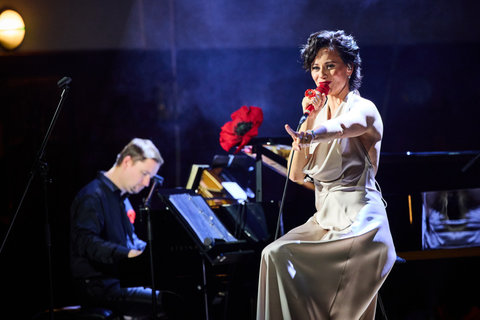 FOTKA - D�a Z�zv�rkov� ovl�dla vyprodan� Obecn� d�m! Zp�val i Martin Hofmann