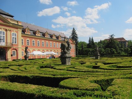 FOTKA - Zmek Dob a jeho francouzsk zahrada