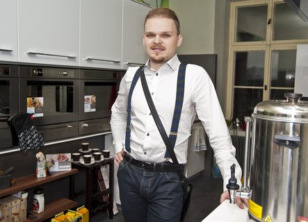 FOTKA - Vtz poadu MasterChef Petr Jon poktil svou kuchaku