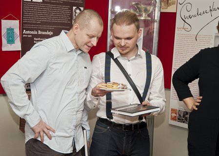 FOTKA - Vtz poadu MasterChef Petr Jon poktil svou kuchaku