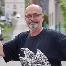 Ano, šéfe! se vrací. V hlavní roli nezaměnitelný Zdeněk Pohlreich, který se snaží napravit neprosperující restaurace Ano, šéfe! se vrací. V hlavní roli nezaměnitelný Zdeněk Pohlreich, který se snaží napravit neprosperující restaurace