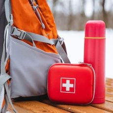 Cestovn� l�k�rni�ka: Co v�e se m��e hodit p�ibalit s sebou na hory?