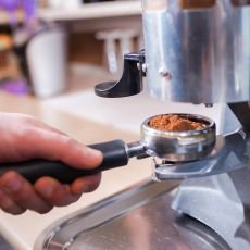 Kofein nejen jako pomocnk. Kolik kvy denn je jet vpodku?