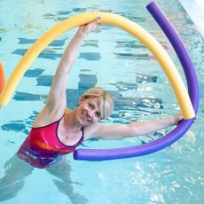 Aqua aerobik jako elix�r ml�d�: Pro� voda dok�e s t�lem v�c ne� posilovna?