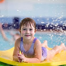 Jak plav�n� pom�h� d�tem zvl�dat nov� situace