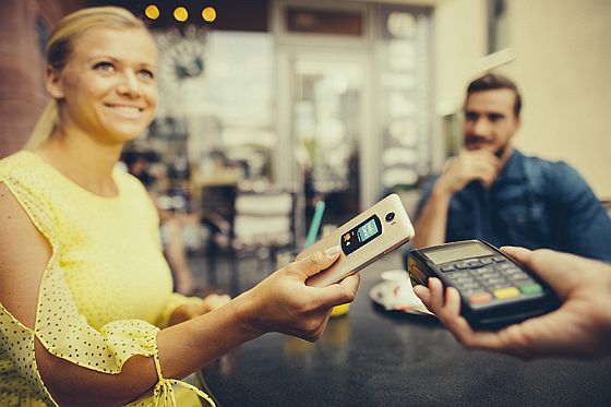 Ke kreditní kartě od Hello bank! si můžete bezplatně vyžádat i bezkontaktní platební nálepky. A usnadnit si tak placení. Ke kreditní kartě od Hello bank! si můžete bezplatně vyžádat i bezkontaktní platební nálepky. A usnadnit si tak placení.