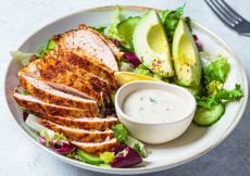 Ku�ec� sal�t s avok�dem a jogurtov�m dresinkem